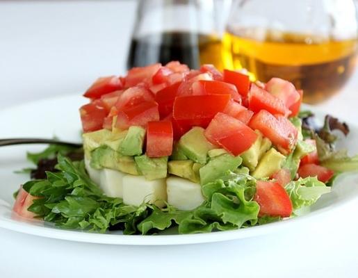 salada de abacate, tomate e mozzarella tower