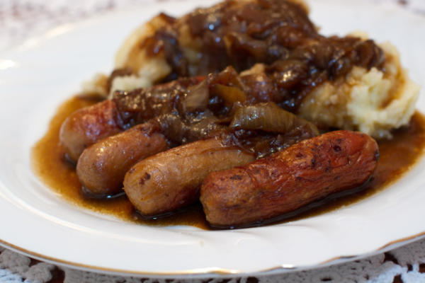 salsichas com purê de batatas, cerveja e cebola molho e mostarda