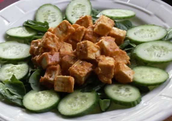 tofu de pan com molho picante de amendoim