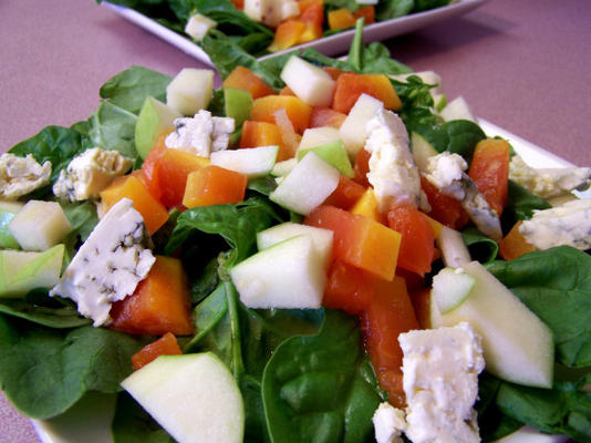 salada de espinafre-maçã com queijo roquefort