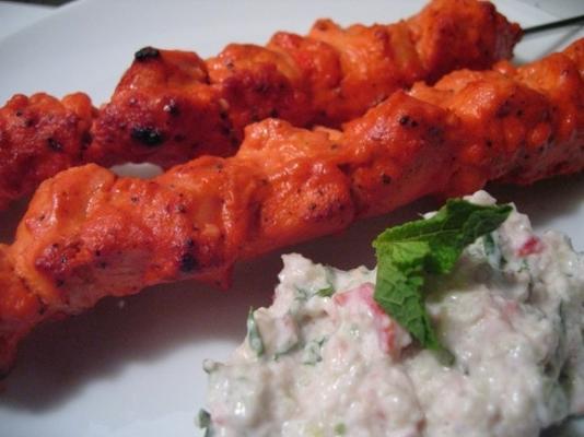 tikka de frango com raita de pepino