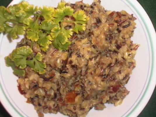 Arroz selvagem com nozes e tâmaras