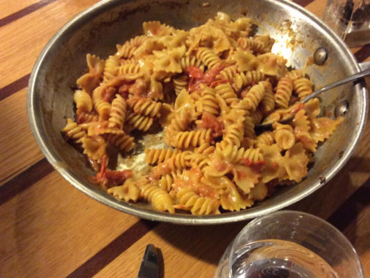 macarrão com tomate cereja e molho de mascarpone