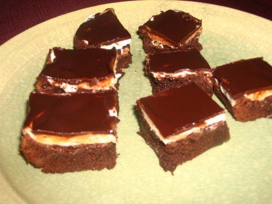 brownies com cobertura de chocolate e glacê de menta