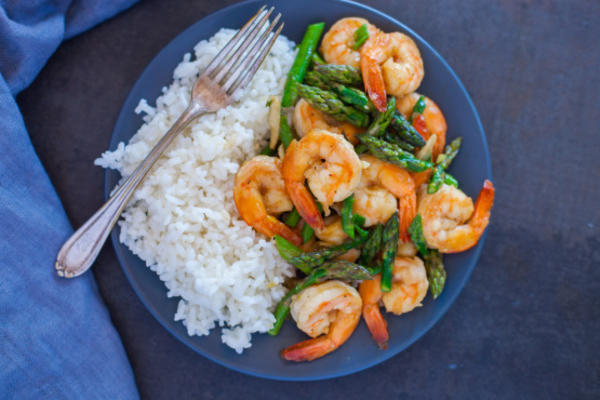 camarão e aspargos salteados