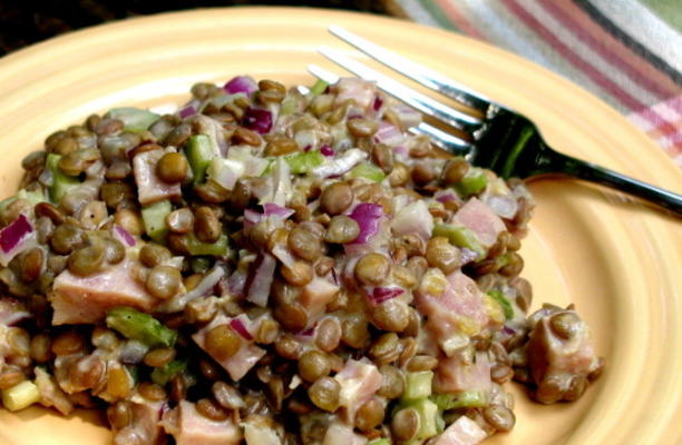 salada quente de lentilhas e presunto com creme de dijon