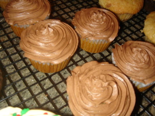 Cupcakes de baunilha vegan sem açúcar e sem glúten com chocolate