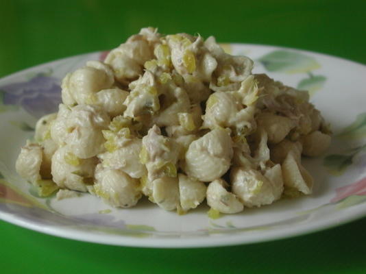 salada de macarrão de estragão de atum