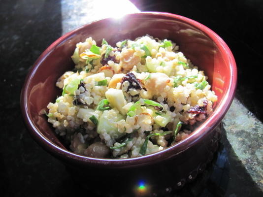 salada de espinafre-quinoa com cerejas e amêndoas