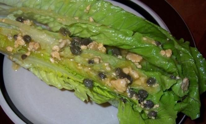 corações de alface romana com molho de queijo azul dijon