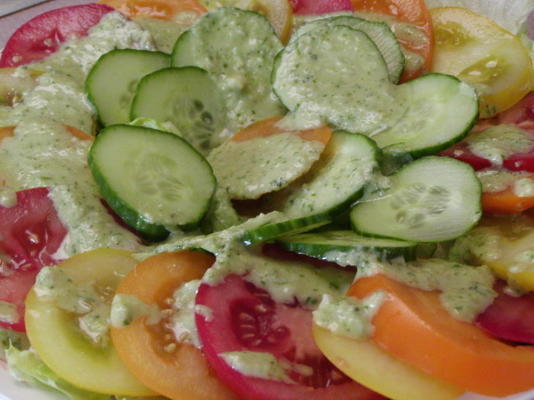 salada de tomate e pepino com pesto como molho.