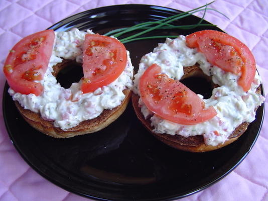 bagel de café da manhã, com tomate e queijo creme de jardim