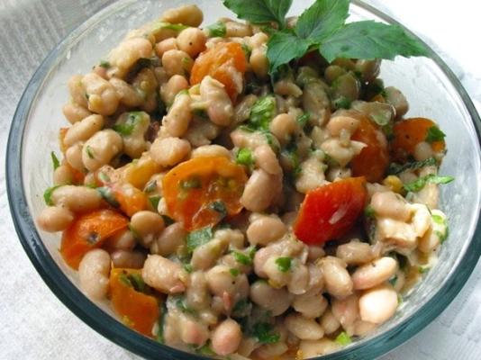 salada de feijão branco e tomate cereja