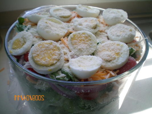 Linda salada deliciosa em camadas