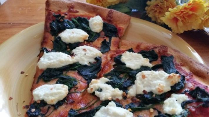 pizza de ricota de espinafre com purê de tomate fresco