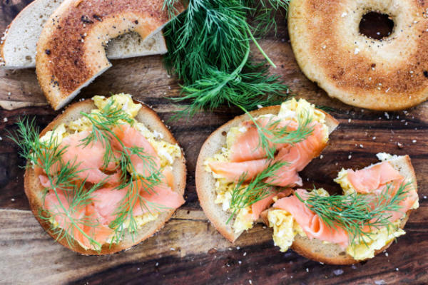 sanduíche escandinavo aberto do salmão e do ovo