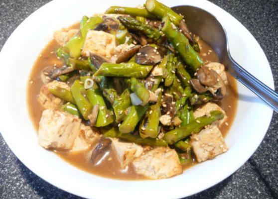 espargos de gergelim e tofu salteados