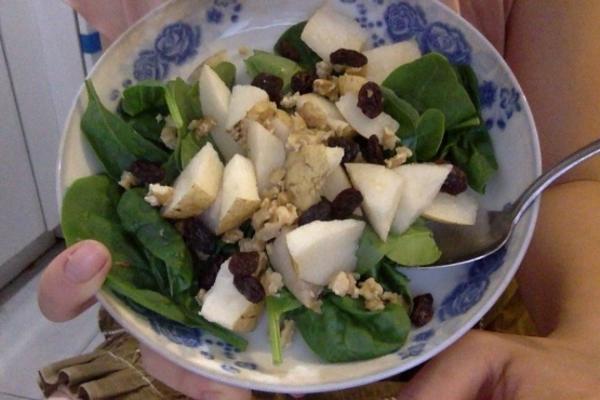 salada de espinafre com queijo, passas e nozes (azerbaijão)