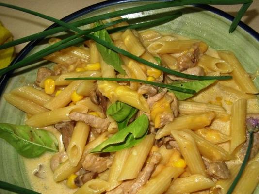 macarrão com carne de porco, milho e queijo cheddar