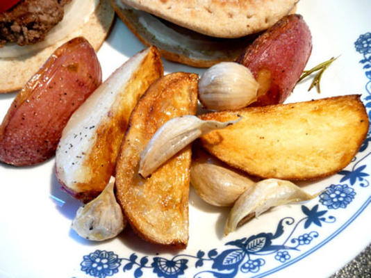 desirandeacute; e batatas pan-cozinhadas com alecrim e alho