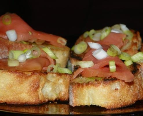 crostini de salmão defumado