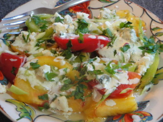 salada de tomate da herança com molho de soro de leite coalhado e queijo azul