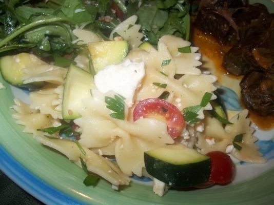 salada de macarrão da mulher pioneira com tomate, abobrinha e queijo feta