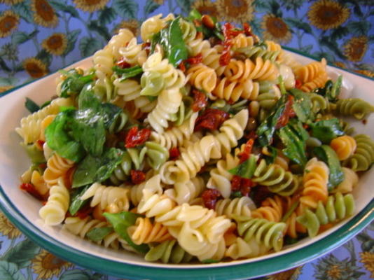 salada de macarrão espinafre-tomate