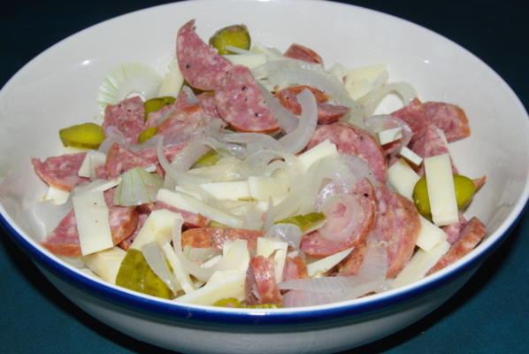 wurst salat (salsicha de porco e salada de queijo)