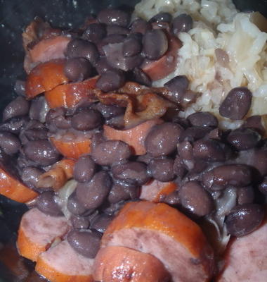 feijoada - feijão preto brasileiro com carnes defumadas