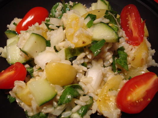 salada de arroz integral com ervas frescas