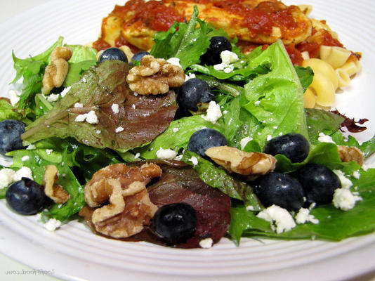 Verdes simples e salada de frutas com queijo gorgonzola