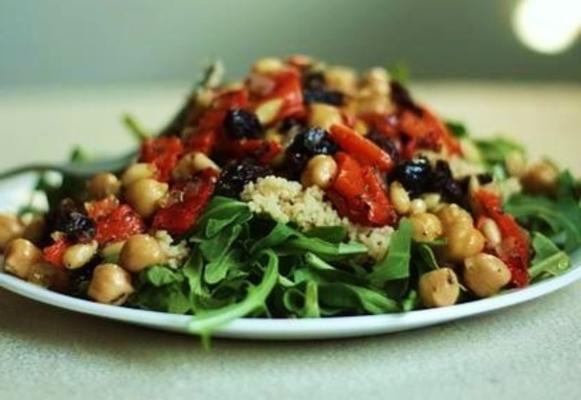 grão de bico, coração de alcachofra e salada de tomate com rúcula