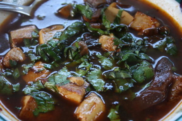 sopa quente e azeda de cogumelos (tom yum het)
