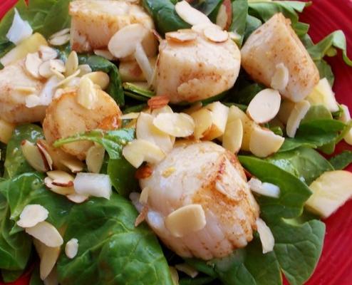 salada de espinafre com vieiras e maçãs