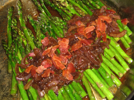 espargos assado pan com cebola roxa e bacon