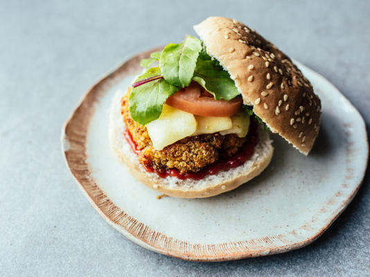 assado butternut squash-quinoa hambúrguer vegetariano