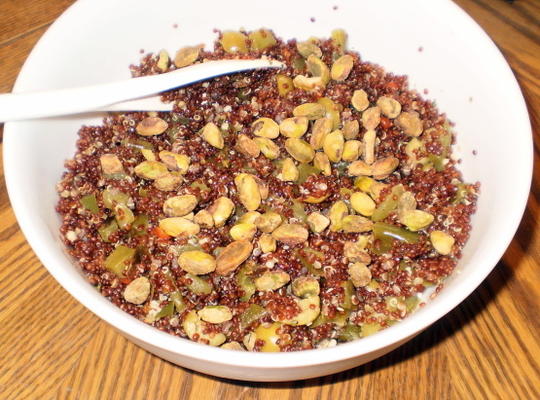 salada de quinoa e pistache com pesto marroquino