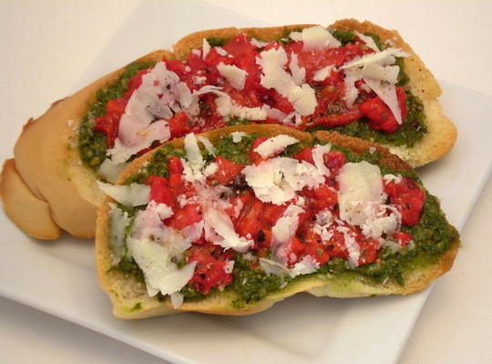 pesto, pimentão vermelho assado e bruschetta de parmesão