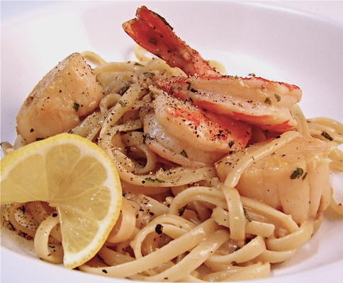 Linguine de limão com vieiras e camarão