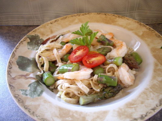 fettuccine com espargos e camarão