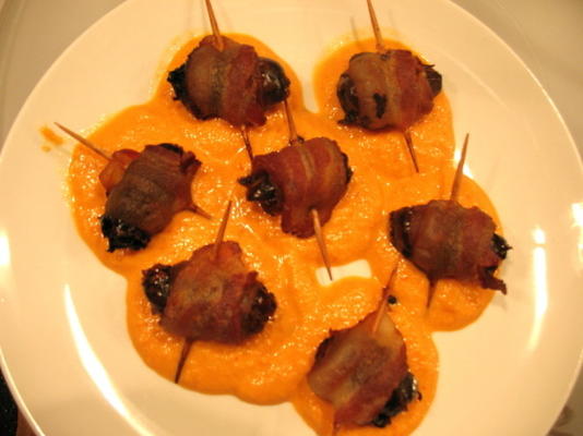 tapas: bacon envolto em tâmaras e molho doce de pimentão vermelho