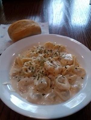 tortellini de bob e camarão ao molho alfredo