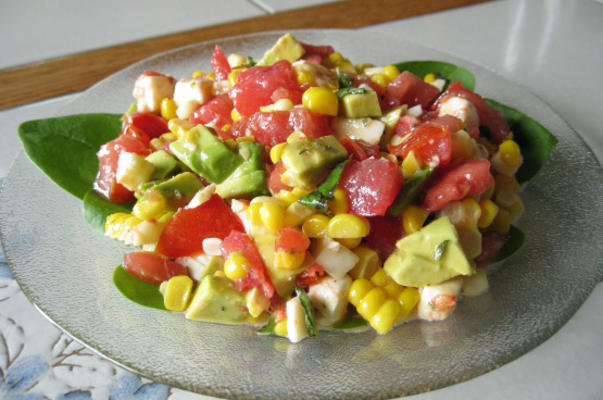 salada de mussarela fresca com abacate, milho e tomate assados