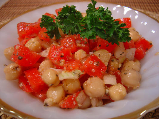 tomate, cebola vidalia e salada de grão de bico