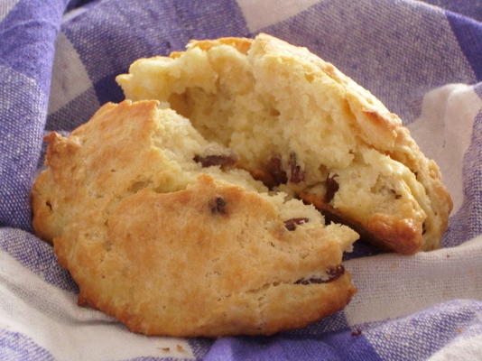 fácil buttery drop raisin scones