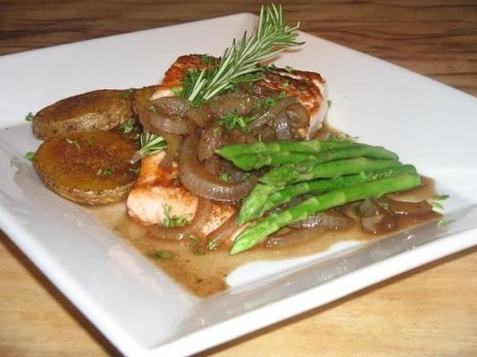 filé de salmão com cebola caramelizada