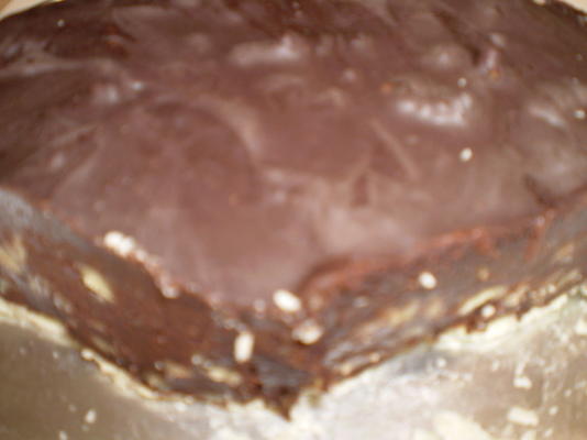 torta de caramelo escuro com chocolate e nozes