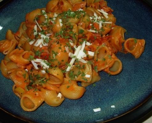 macarrão gravata borboleta com molho de creme rosa