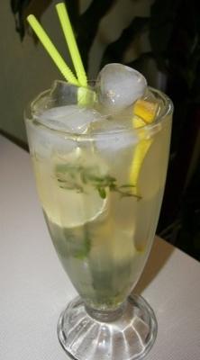 limonada de vodka-tomilho